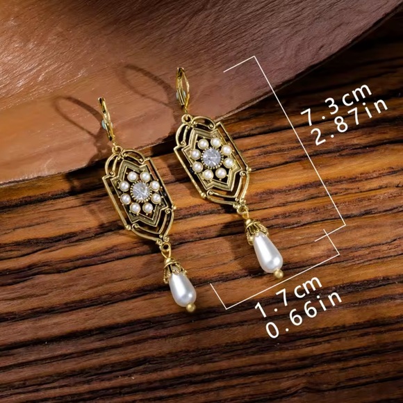 Vintage antique Gold color and Green Drop Earrings - Picture 3 of 3